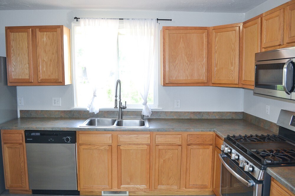 Building Photo - 320 Cuchara St