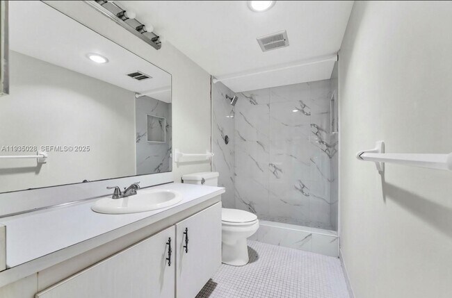 Building Photo - 4172 Inverrary Dr