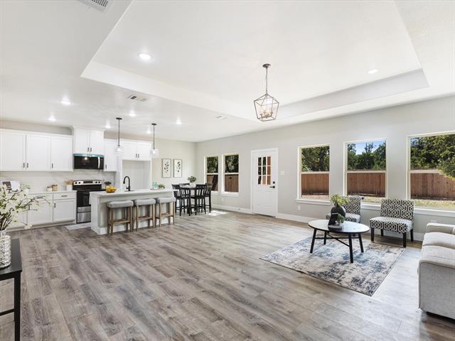 Building Photo - 2411 Mercedes St