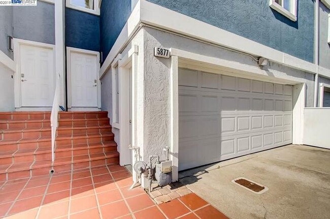 Building Photo - Bright 3 Bedroom Townhome in Newark
