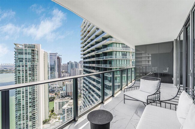 Building Photo - 650 NE 32nd St