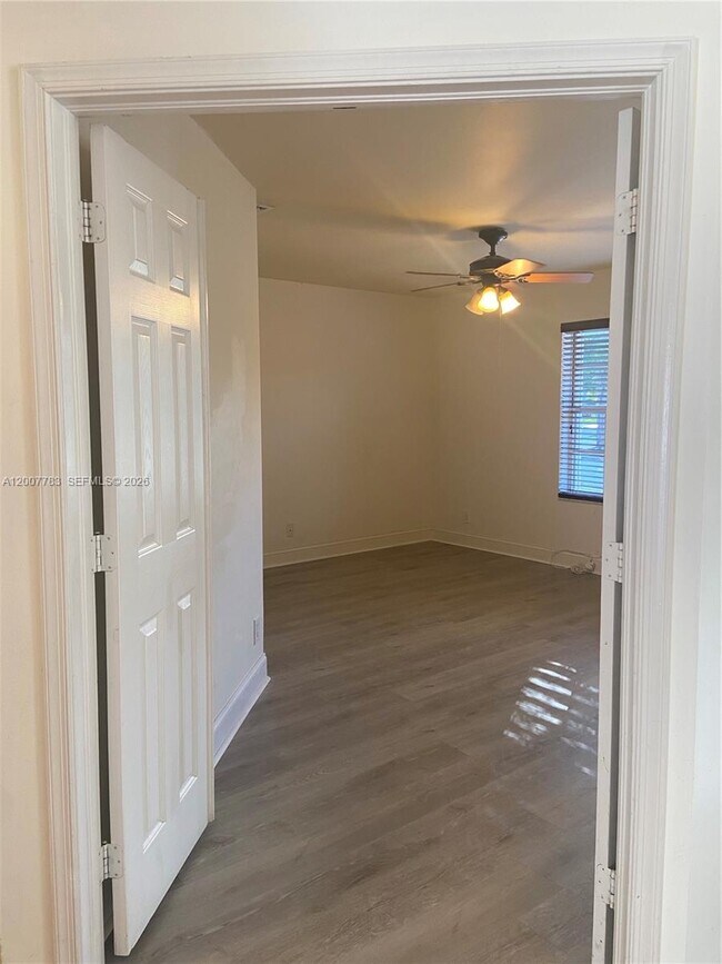 Building Photo - 659 Verona Pl