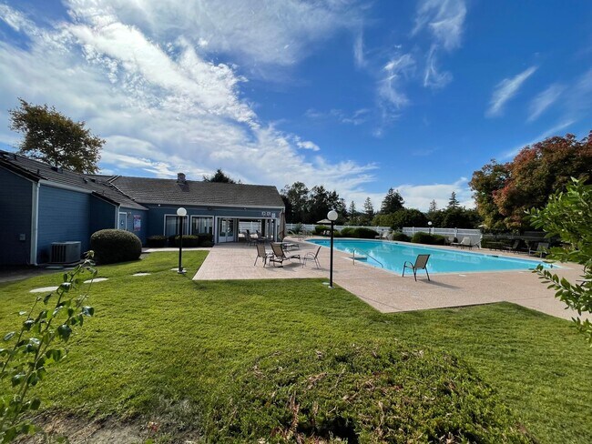 Building Photo - Wonderful 3 Bedroom with 2 Bath Downstairs Unit.