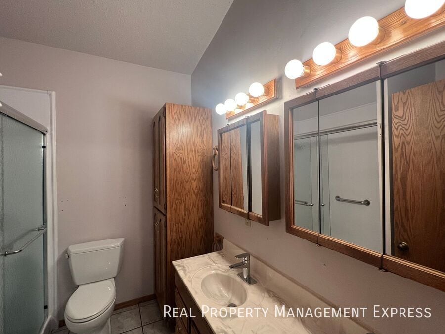 Building Photo - Stunning 4 Bedroom 2.5 Bath Home in South East Sioux Falls