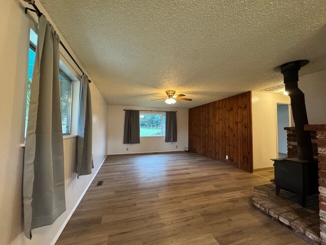 Building Photo - Large, fenced, sunny yard. 3/1.5 in  Azalea Hill location in McKinleyville