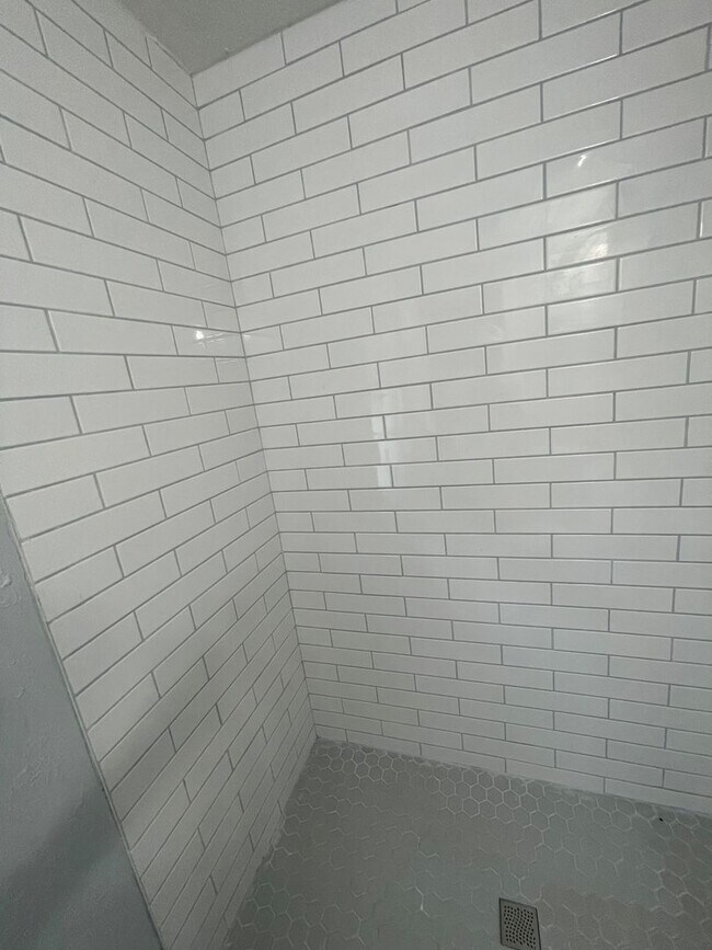 Building Photo - **Move in Ready 4/2 Single Family home