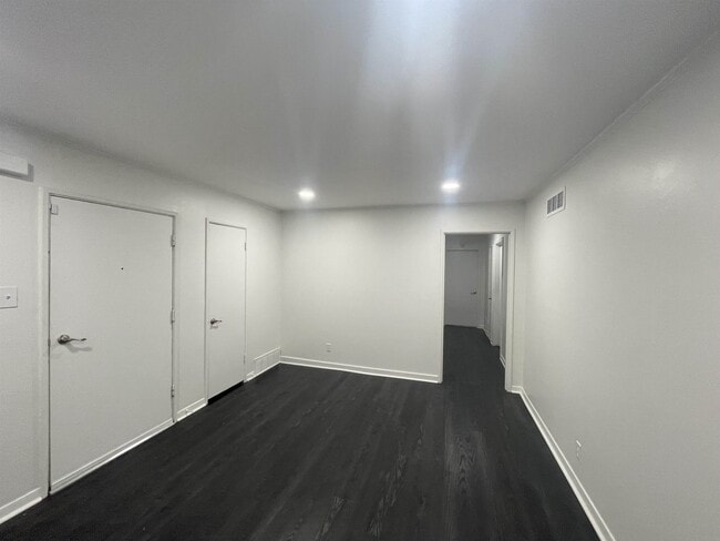 Building Photo - 4967 Kimball Ave