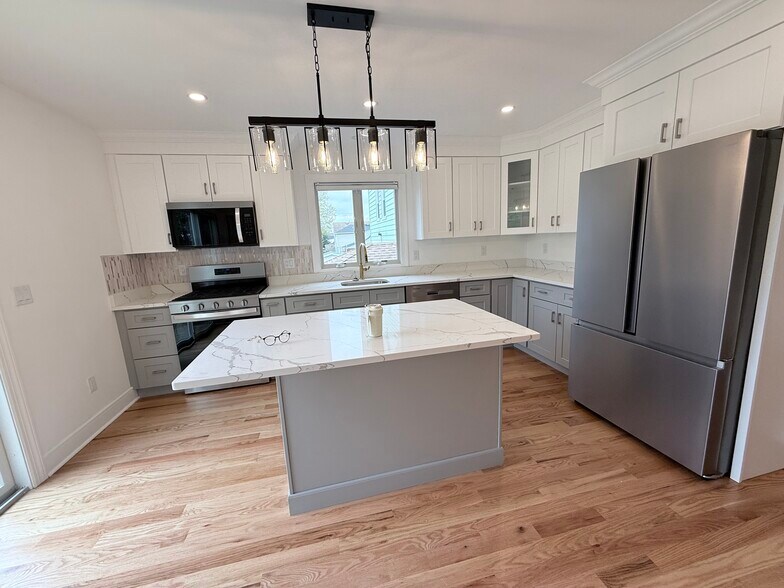 Building Photo - 374 Semel Ave