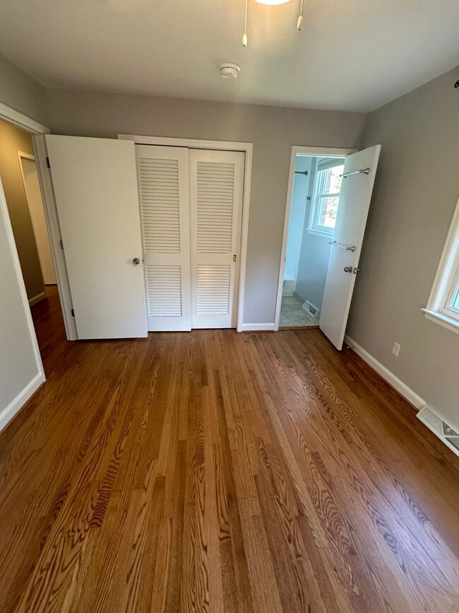 Building Photo - Charming 3 BR, 2.5 Ba house in a great location in town on a quiet cul de sac