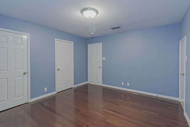 Building Photo - $300 OFF 1ST MONTH RENT IF YOU MOVE IN WIT...