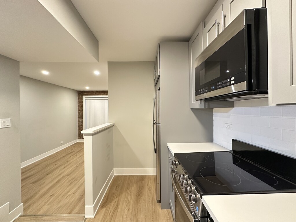 Building Photo - 1214 N La Salle Dr