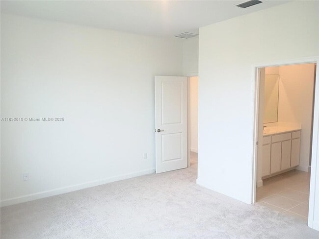 Building Photo - 329 SE Crossoak Ln
