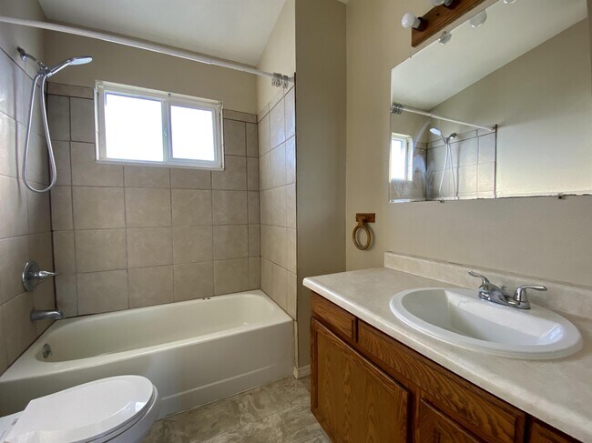 Building Photo - 521 Comanche Village Dr