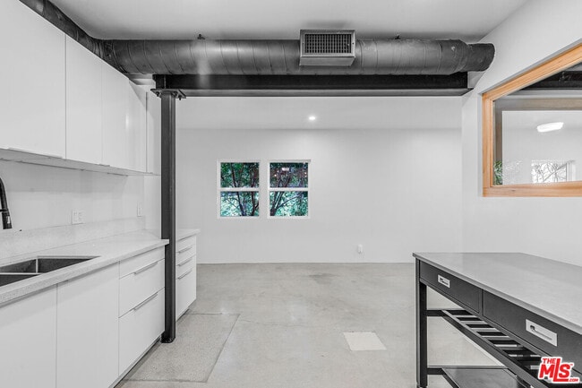 Building Photo - 2462 N Gower St