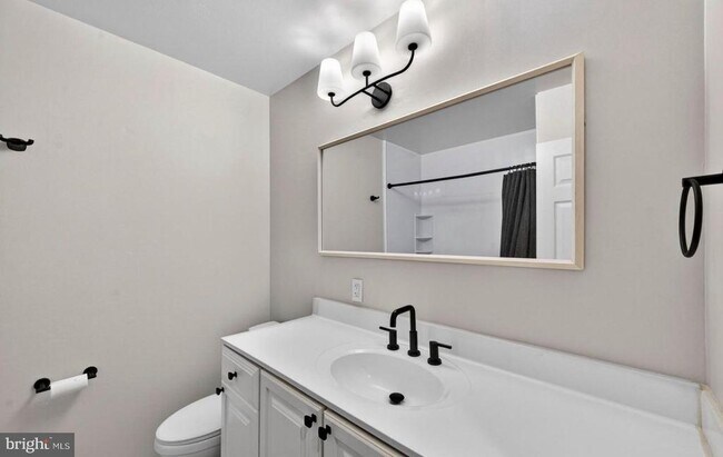 Building Photo - 1109 Hillcrest Dr SW