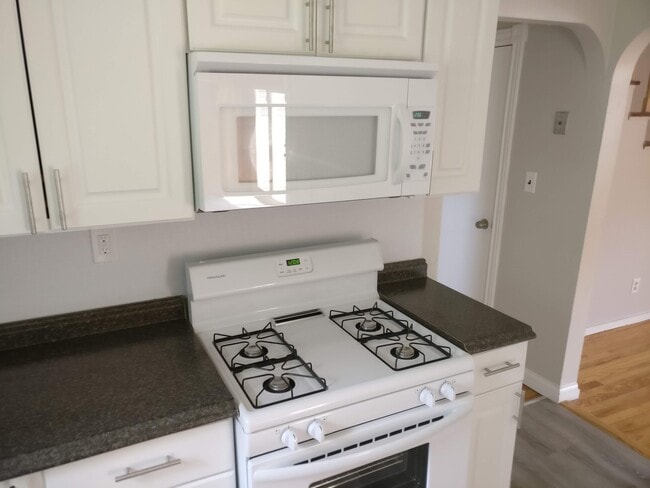 Building Photo - 4-Bedroom Home for Rent Summer 2026