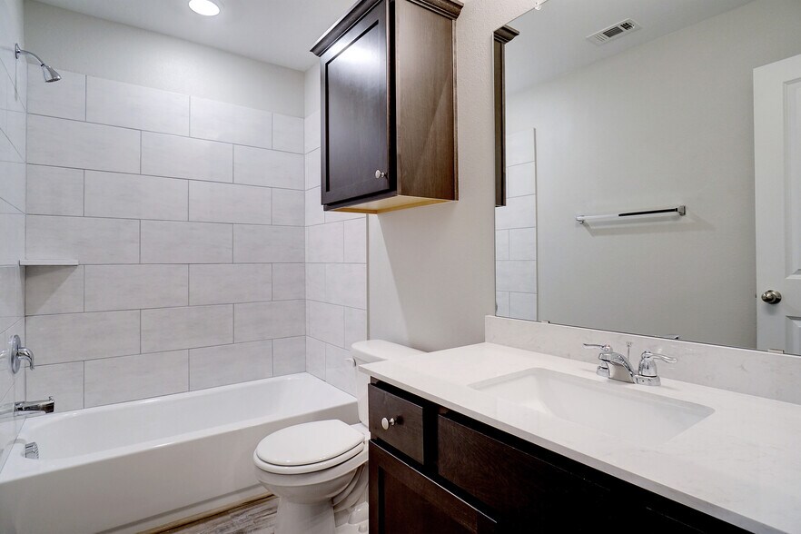 Full Bathroom - 1923 S Jennings Ave