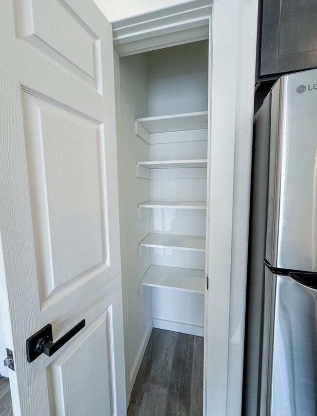 Building Photo - BRAND NEW Pet Friendly 1 bed/ 1 bath apart...