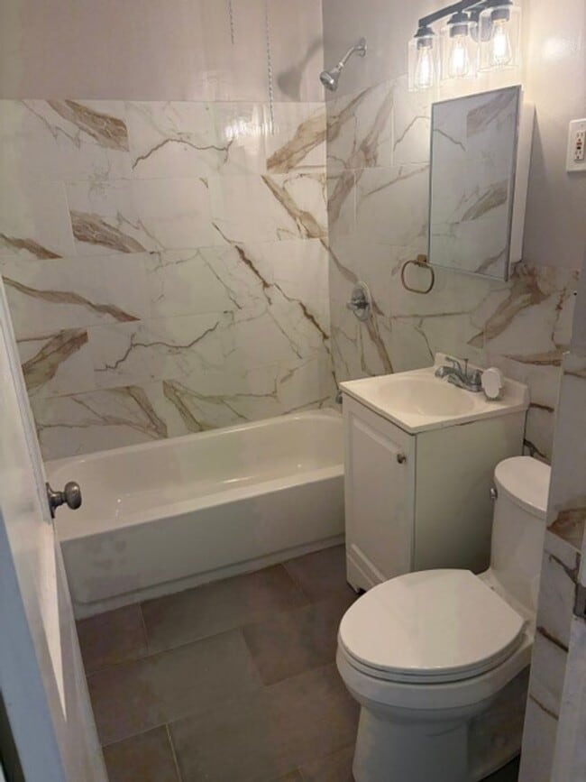 Building Photo - Gorgeous 3-Bedroom Townhome in Holmesburg! Available NOW!