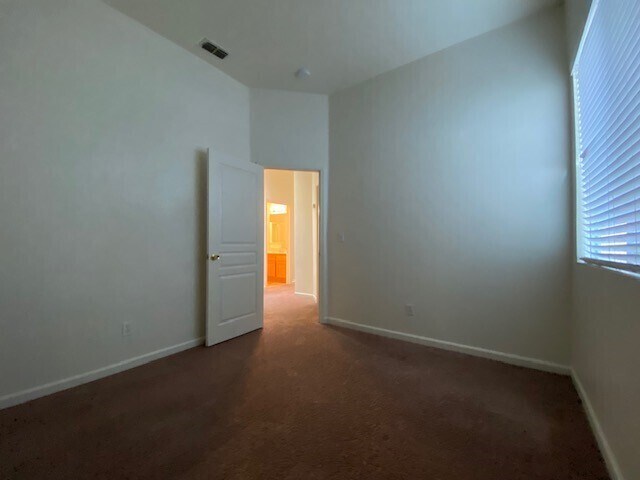 Building Photo - Charming 5 bedroom 2.5 bathroom home located in Natomas!