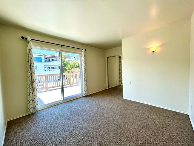 Building Photo - Stunning 3 Bed/3.5 Bath with Panoramic Views!