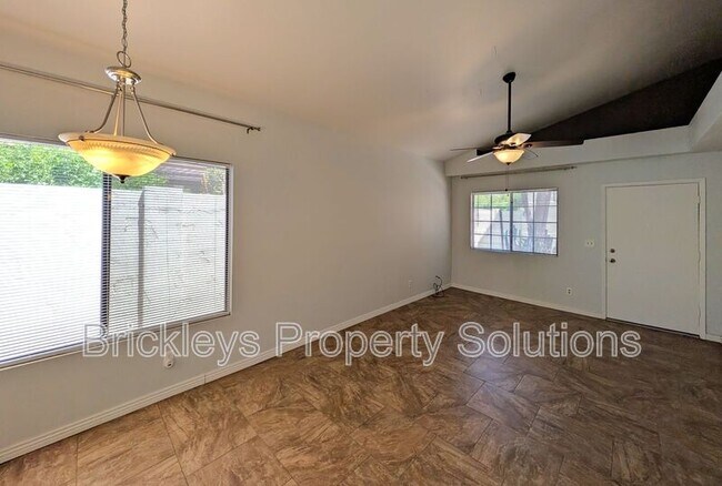 Building Photo - 2955 N Oregon St