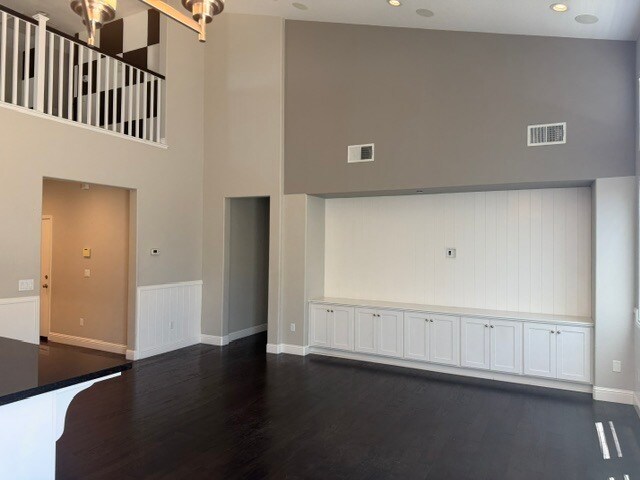 Building Photo - Gorgeous 3 Bedroom 3 Bathroom Plus Loft Area Home