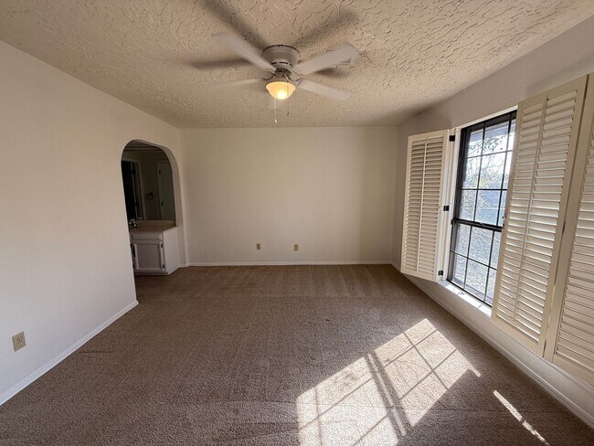 Building Photo - 2 bed 2 bath Duplex in with Large Living Room.