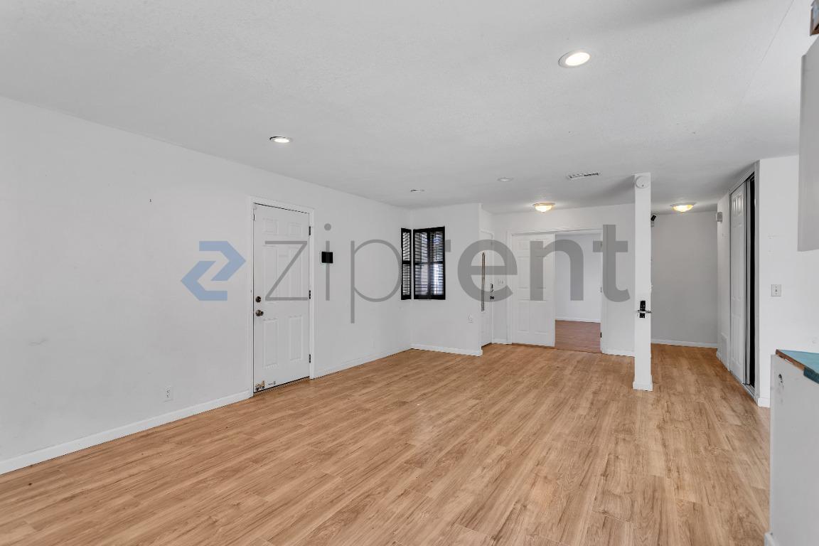 Building Photo - Unit