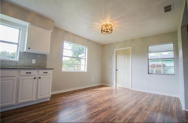 Primary Photo - 2 Bedroom / 1.5 Bath home for rent