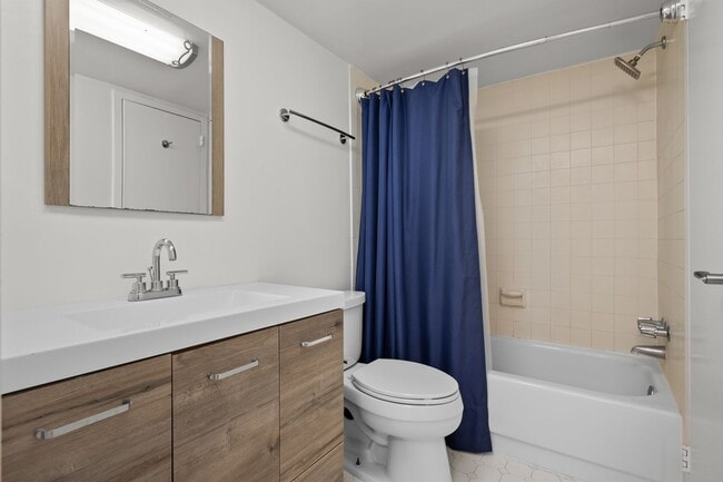 Building Photo - Spacious Renovated Dupont Circle Condo Walking Distance to Metro!