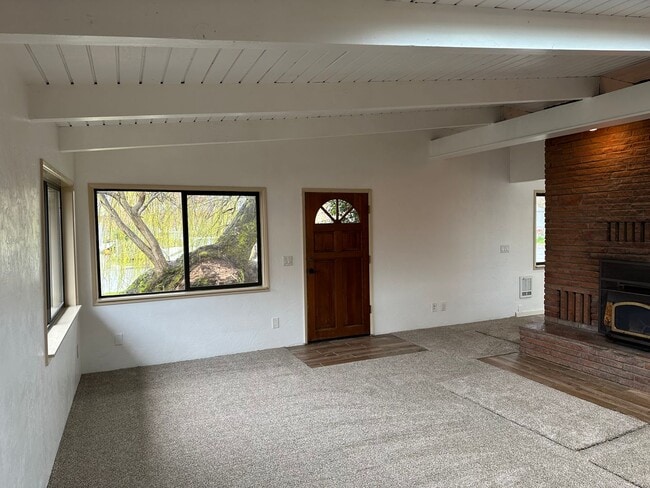 Building Photo - Beautifully updated 2 bedroom 1 bath home ...
