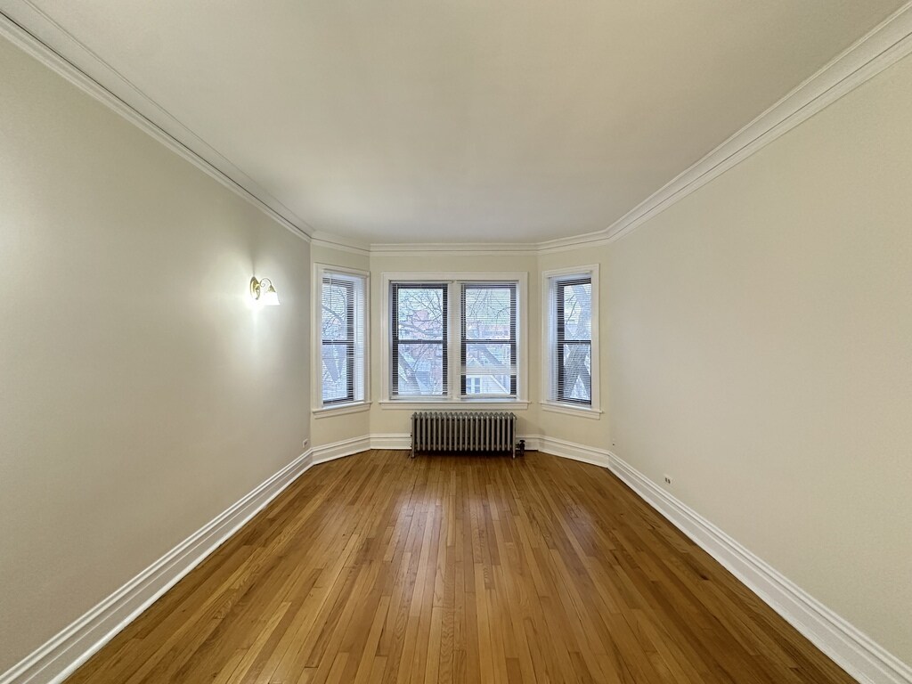 Building Photo - 1913 W Larchmont Ave