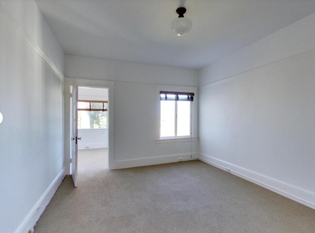 Building Photo - Expansive Top-Floor Richmond Flat | 2BD + Sunroom | Parking Included | Nearly 1,900 Sq. Ft.