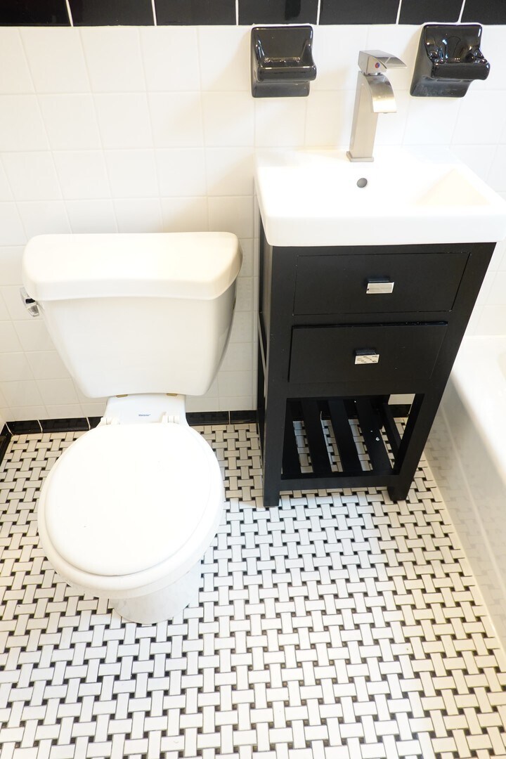 Building Photo - 8713 Plymouth St