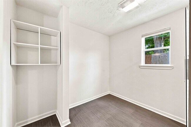 Building Photo - 6215 Queensloch Dr
