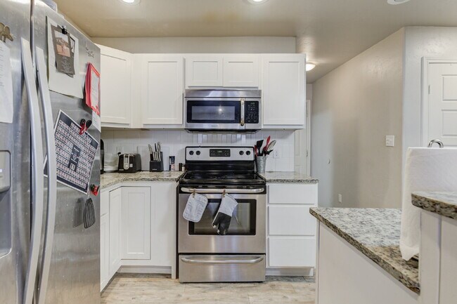 Building Photo - Two Story, 3 Bed / 2 Bath Duplex with Mode...
