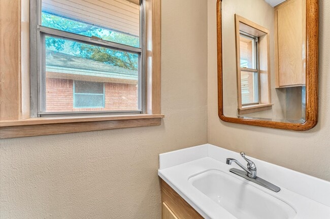 Building Photo - 6327 Wynnwood Ln