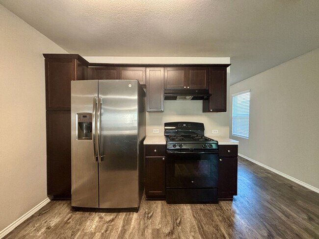 Building Photo - 4-bed 2-bath home in Alamo Ranch Area