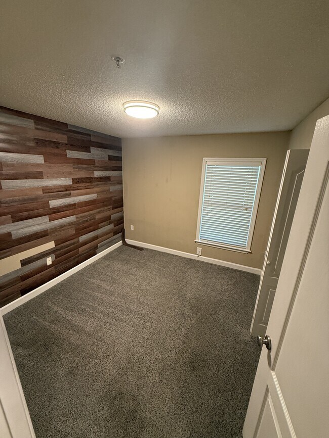 Building Photo - 2013 Dixie Belle Dr