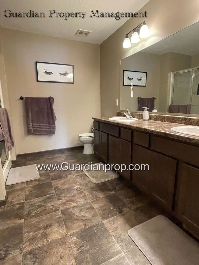 Building Photo - Lakeville 2 Bedroom Town Home, 2 Car Garage, 2.5 Baths, Dishwasher, Central Air