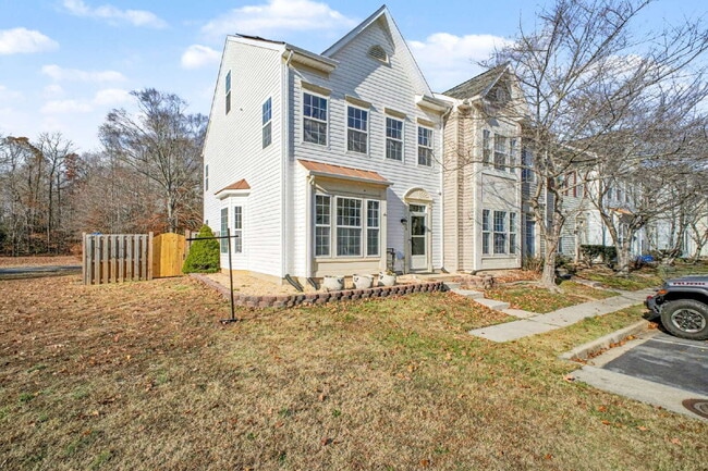 Building Photo - Move-in Special: $100 off of the first month's rent Spacious End-Unit 4 Bedroom Townhome for Rent...