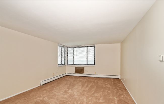 Building Photo - 6325 N Sheridan Rd