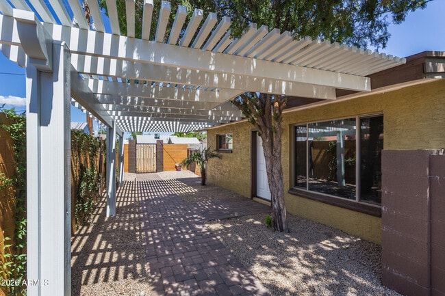 Building Photo - 1646 E Indianola Ave