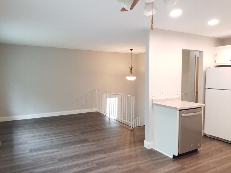 Building Photo - 220 Leighton Dr