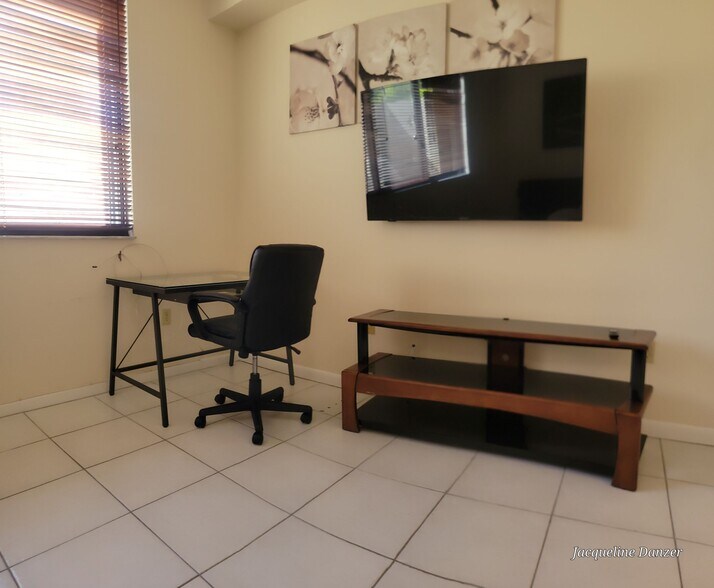 Office area - 540 Brickell Key Dr