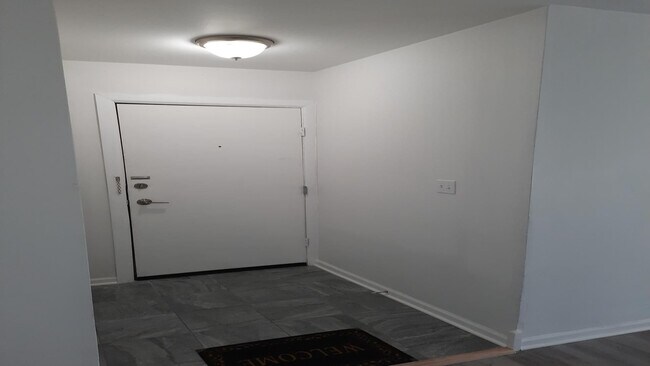 Building Photo - Spacious & Updated 2-Bed, 2-Bath Condo in Desirable Palatine Location