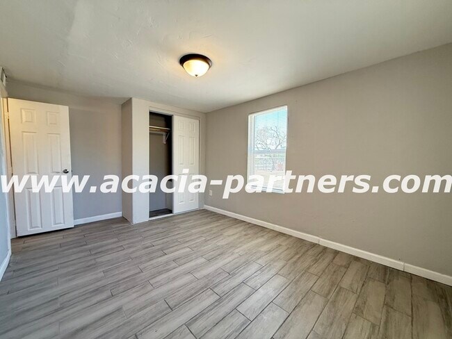Building Photo - 2 Bedroom home on a large lot