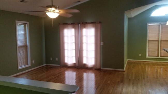 Building Photo - 506 Laura Ln
