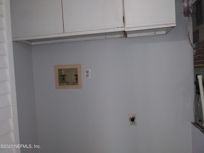 Building Photo - 1047 Hibiscus St